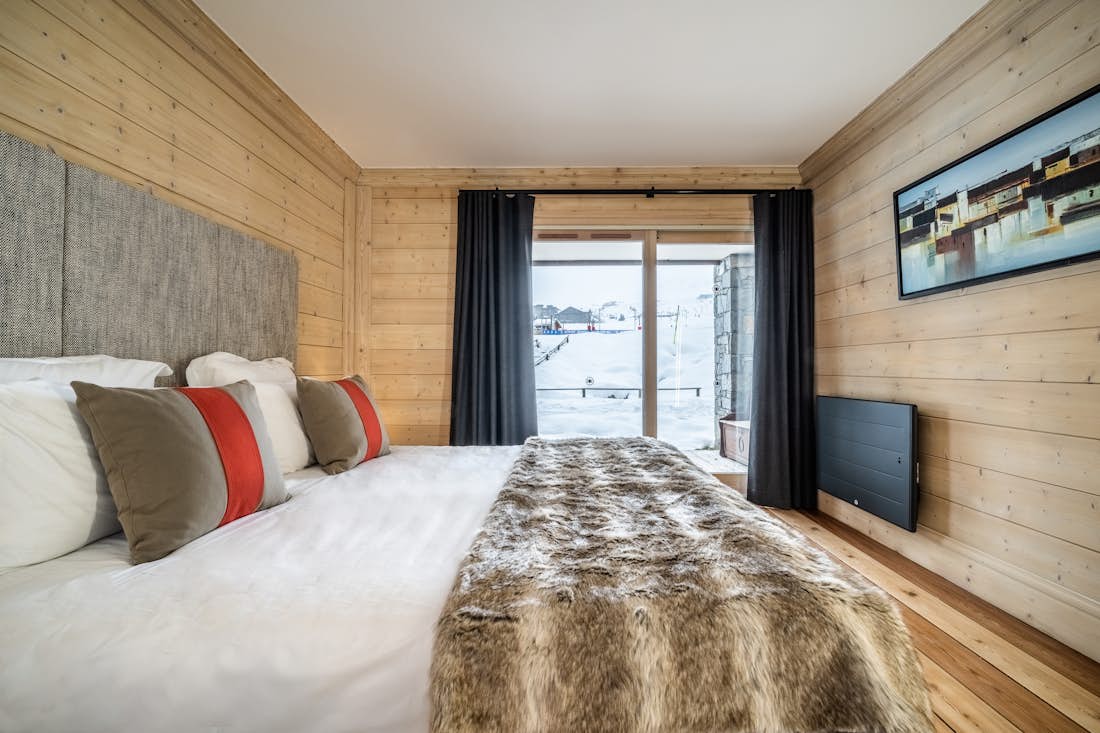 Courchevel accommodation - Apartment Mirador 1850 A - Luxury double ensuite bedroom at ski in ski out apartment Mirador 1850 A Courchevel 1850
