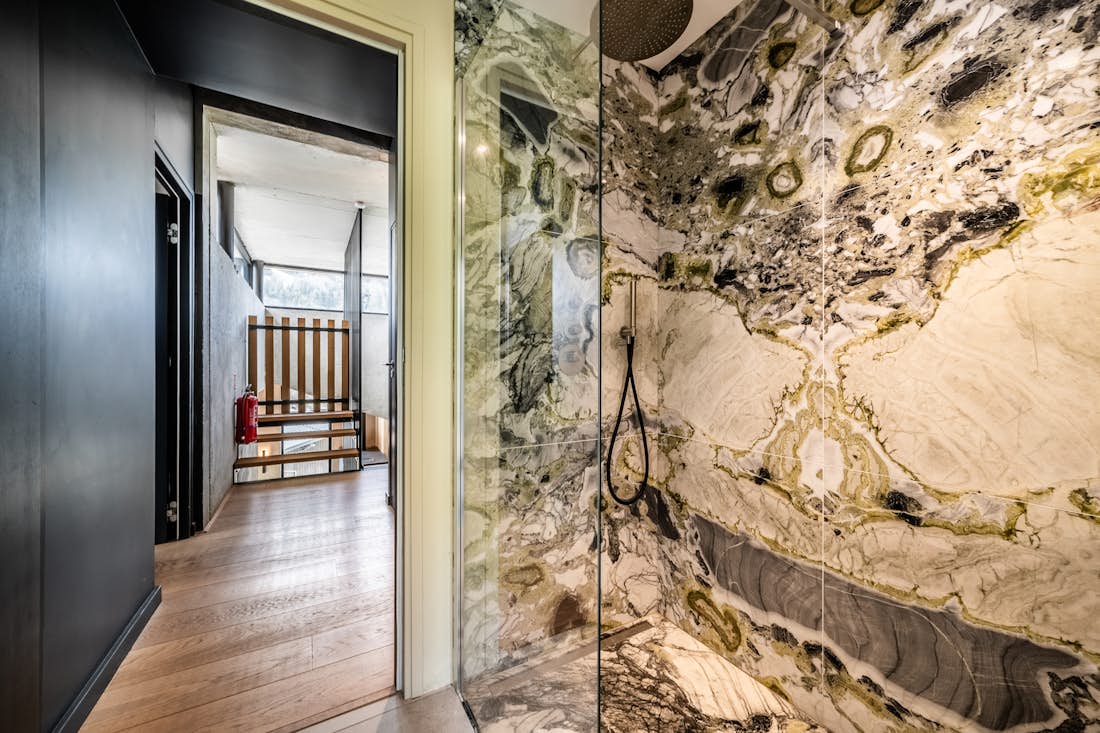 Morzine accommodation - Chalet Nelcote - Shower with natural stone in hotel services chalet Nelcôte Morzine