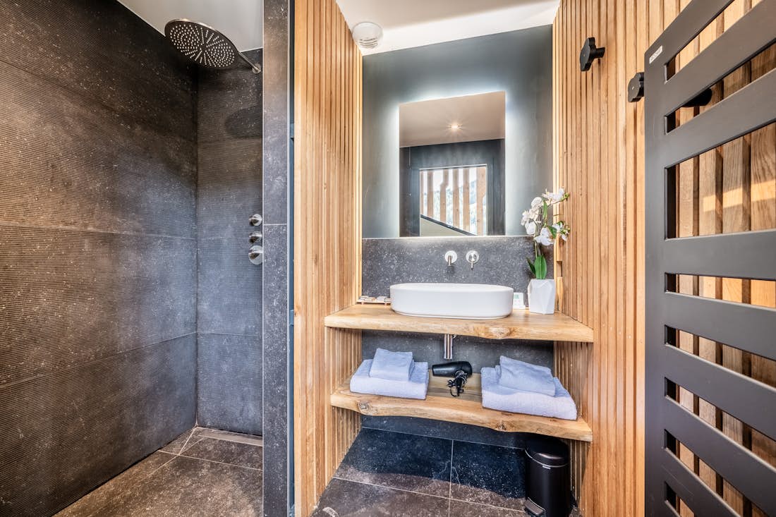 Morzine location - Chalet Nelcôte - Chambre à lits jumeaux jointe à une chambre double avec salle de bain dans le chalet écologique Nelcôte Morzine.