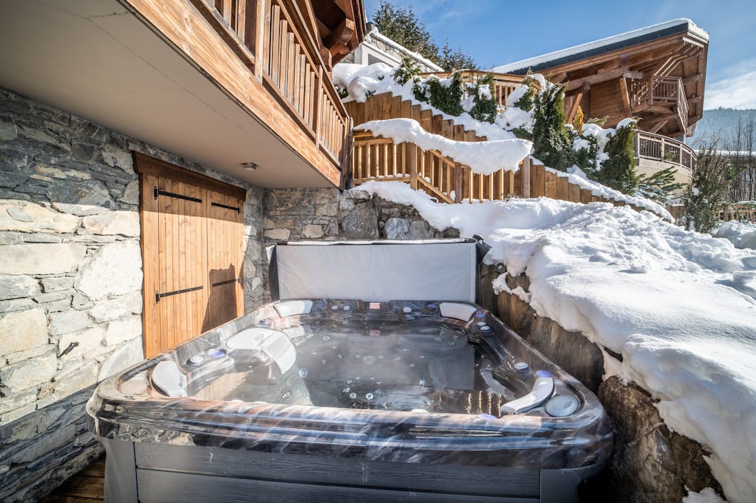 Outdoor hot tub view eco-friendly chalet Omaroo II Morzine