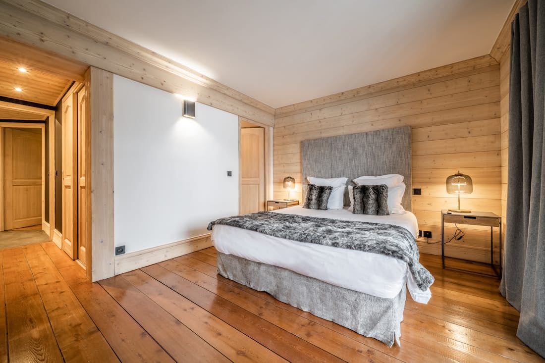 Courchevel accommodation - Apartment Mirador 1850 B - Bright double bedroom with landscape views in ski in ski out apartment Mirador 1850 B Courchevel 1850