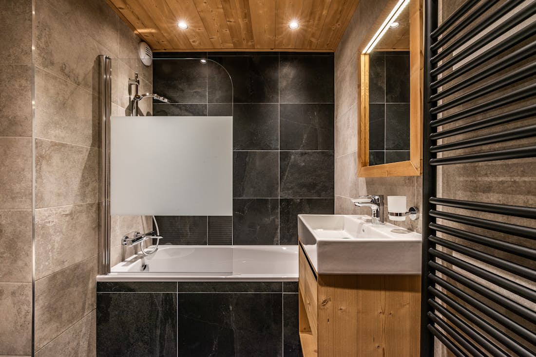 Alpe d’Huez accommodation - Apartment Juglans - Modern bathroom with bath tub at ski in ski out apartment Juglans in Alpe d'Huez