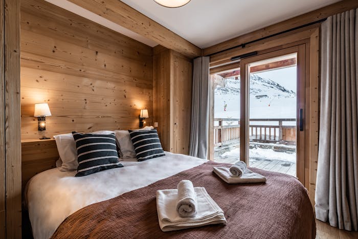Chambre en suite 1 avec draps et serviettes propres à la location Wapa à l'Alpe d'Huez