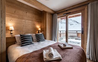 Alpe d’Huez location - Appartement Wapa - Chambre en suite 1 avec draps et serviettes propres à la location Wapa à l'Alpe d'Huez