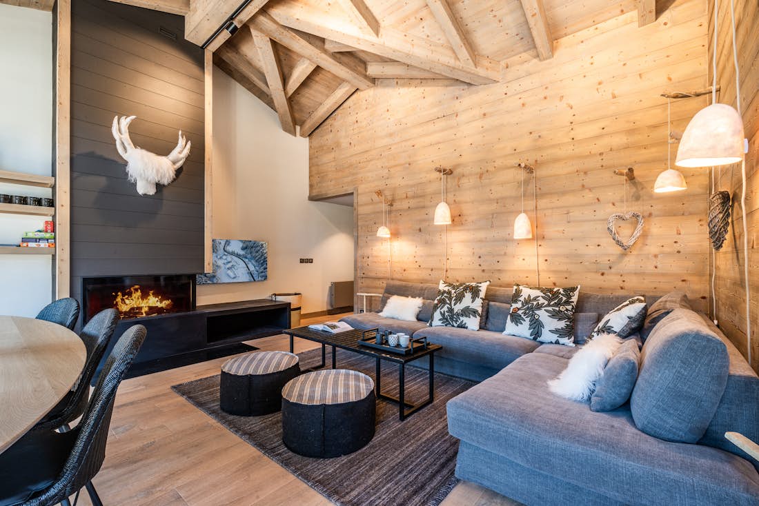 Vaste confortable salon cheminée appartement familial de luxe Merbau Les Gets