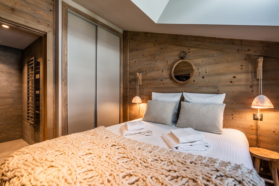 Chaleureuse chambre double moderne tout confort salle de bain appartement de luxe au ski Merbau Les Gets