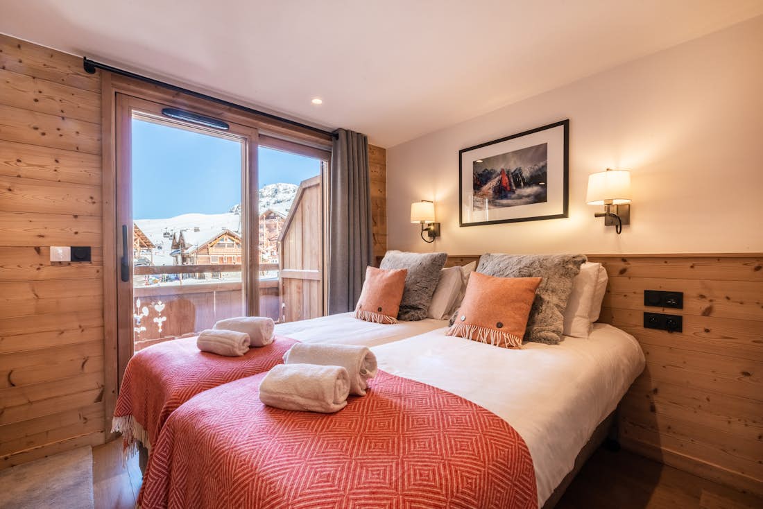 Cosy twin double bedroom landscape views ski in ski out apartment Tamboti Alpe d'Huez