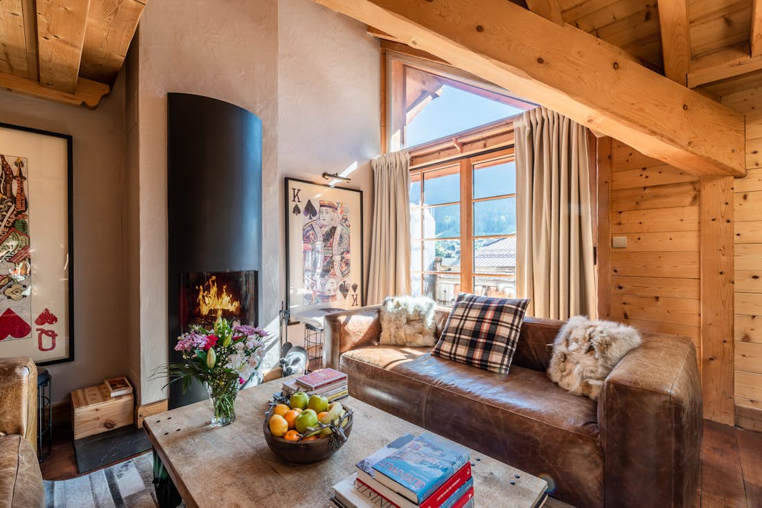 Chaleureux et élégant salon cheminée appartement familial de luxe Garapa Morzine