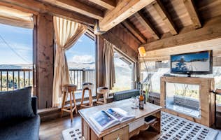 Courchevel accommodation - Apartment Tiama - Bright alpine living room luxury ski in ski out apartment Tiama Courchevel 1850