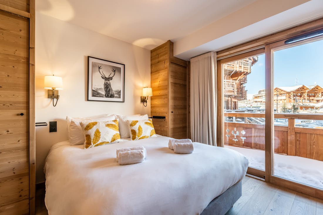 Chambre double moderne lumineuse balcon salle de bain appartement de luxe aux pieds des pistes Sipo Alpe d'Huez