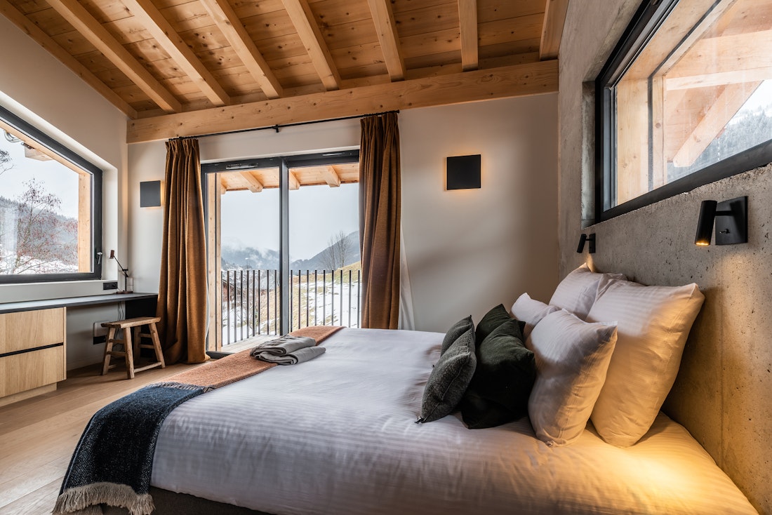 Spacious double bedroom balcony eco-friendly chalet Nelcôte Morzine