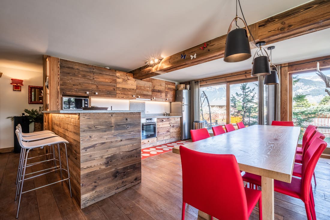 Modern fully equipped kitchen & dining room in luxury ski in ski out apartment Moabi Courchevel Le Praz