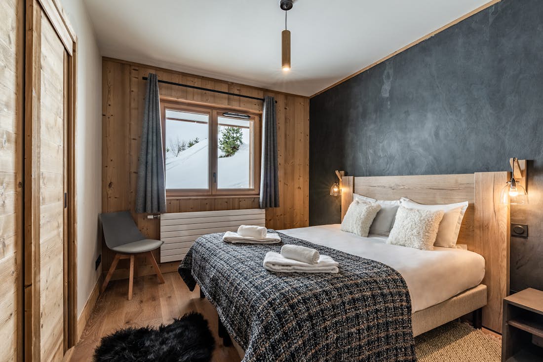Alpe d’Huez location - Appartement Sorbus - Chambre double moderne avec salle de bain dans appartement Sorbus à Alpe d'Huez