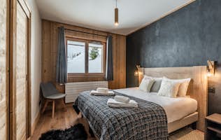 Alpe d’Huez location - Appartement Sorbus - Chambre double moderne salle de bain appartement Sorbus Alpe d'Huez