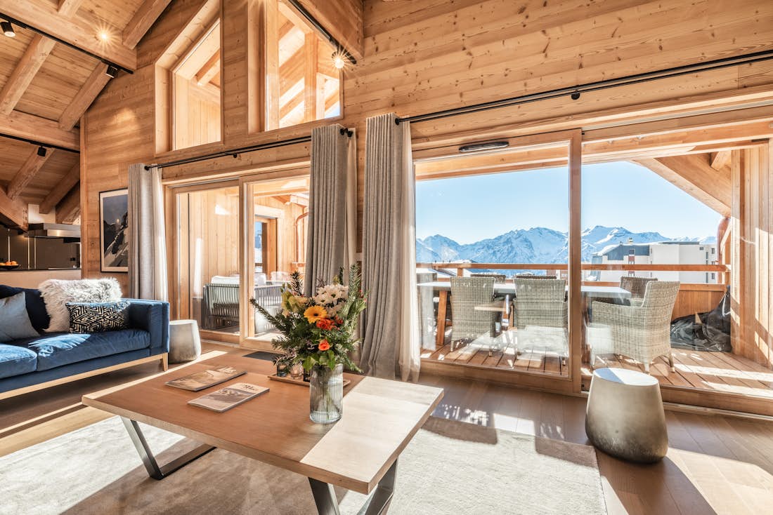 Alpe d’Huez location - Appartement Tamboti - Vaste salon ouvert sur la terrasse dans l'appartement de luxe familial Tamboti Alpe d'Huez