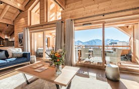 Alpe d’Huez location - Appartement Tamboti - Vaste salon ouvert terrasse appartement de luxe familial Tamboti Alpe d'Huez
