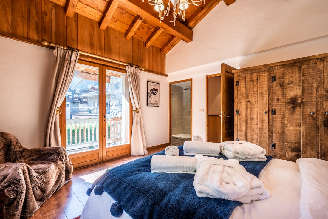 Opulent double ensuite bedroom landscape views ski in ski out Chalet Chu Lo Dou Courchevel Le Praz