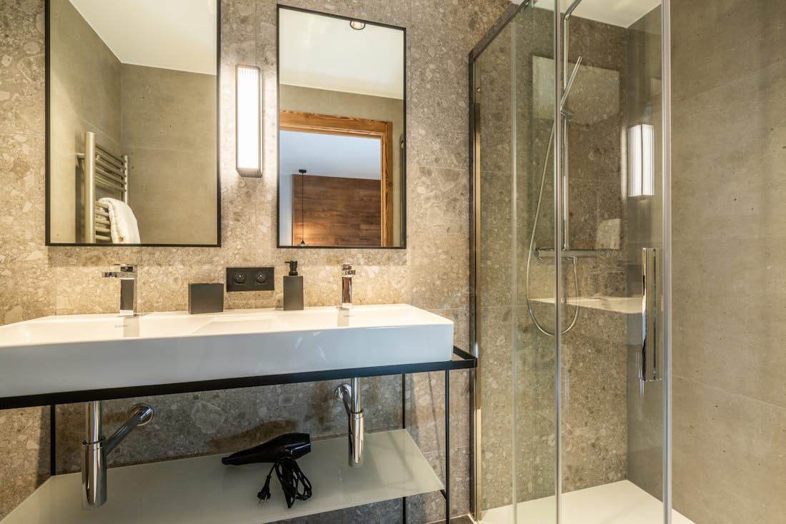 Superbe salle de bain moderne douche à l'italienne appartement Ophite Méribel