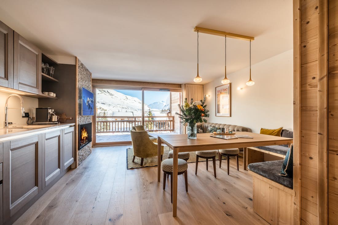 Alpe d’Huez location - Appartement Sipo - Superbe salle à manger ouverte dans l'appartement de luxe Sipo aux pieds des pistes à Alpe d'Huez