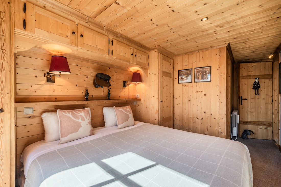 Wooden-style double ensuite bedroom family apartment Garapa Morzine