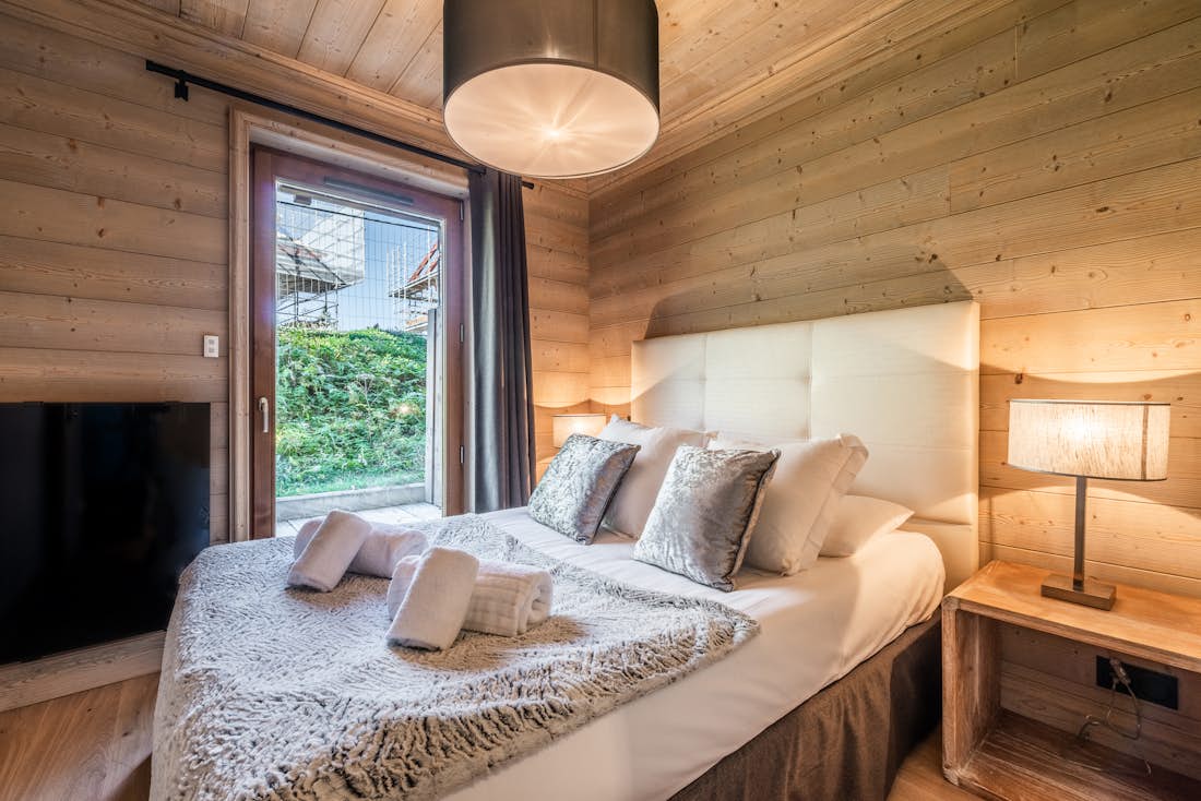 Chambre double confortable avec vue sur le paysage appartement de luxe Padouk familial à Courchevel Moriond