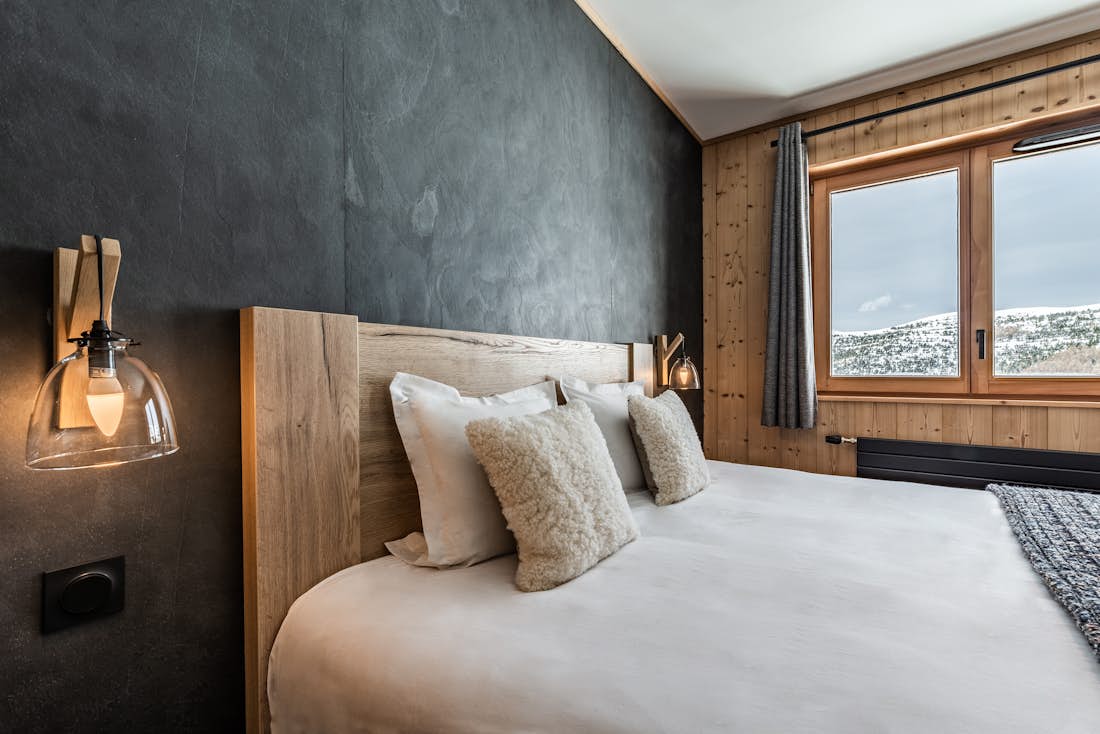 Alpe d’Huez location - Appartement Fagus - Chambre double design avec de nombreux placards et vue sur le paysage dans appartement Fagus à Alpe d'Huez