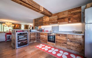 Courchevel accommodation - Apartment Moabi - Open plan luxury kitchen ski in ski out apartment Moabi Courchevel Le Praz