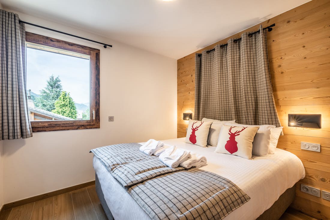 Morzine location - Appartement Lizay - Chambre double confortable avec vue sur le paysage dans l'duplex apartment de luxe Lizay ski à Morzine
