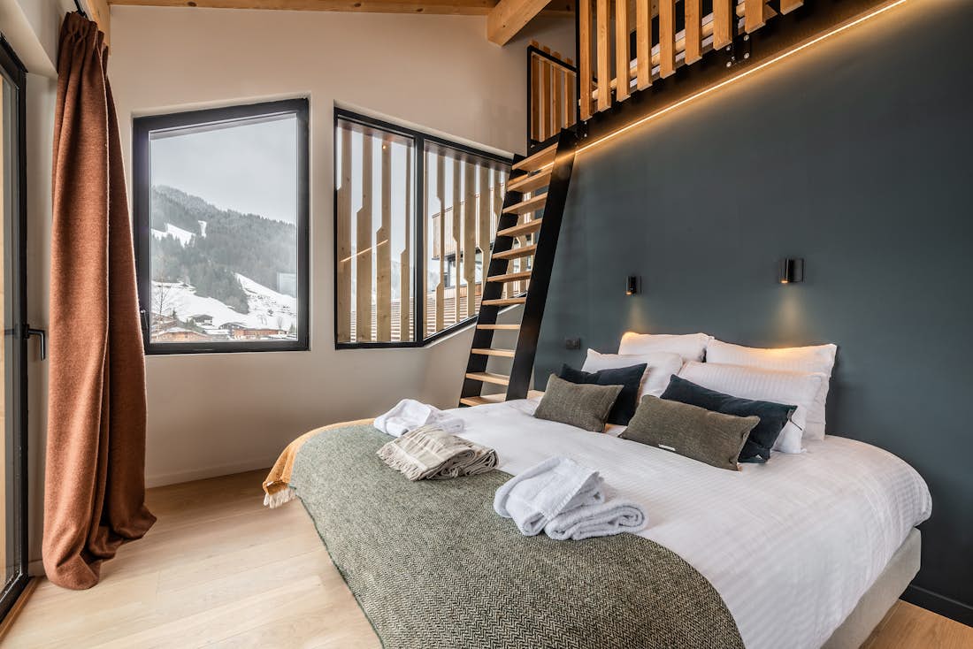 Spacious double bedroom joining mezzanine bedroom eco-friendly chalet Nelcôte Morzine 