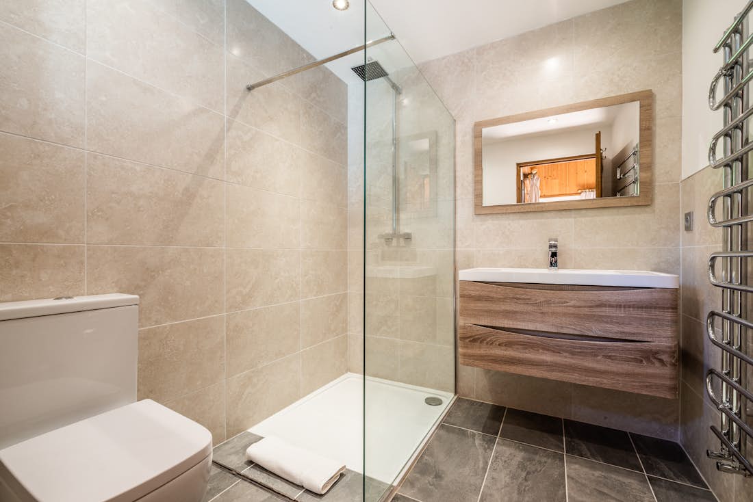 Salle de bain moderne douche à l'italienne Chalet de luxe familial Chu Lo Dou Courchevel Le Praz