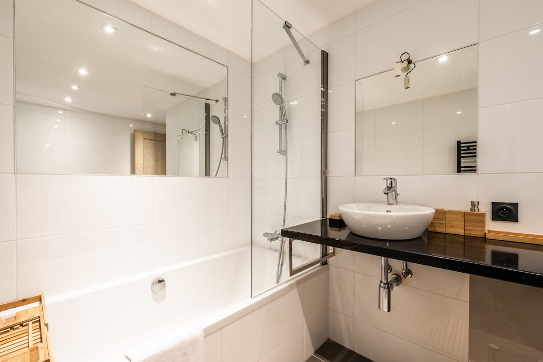 Courchevel location - Appartement Padouk - Salle de bain moderne avec commodités dans appartement de luxe Padouk familial à Courchevel Moriond