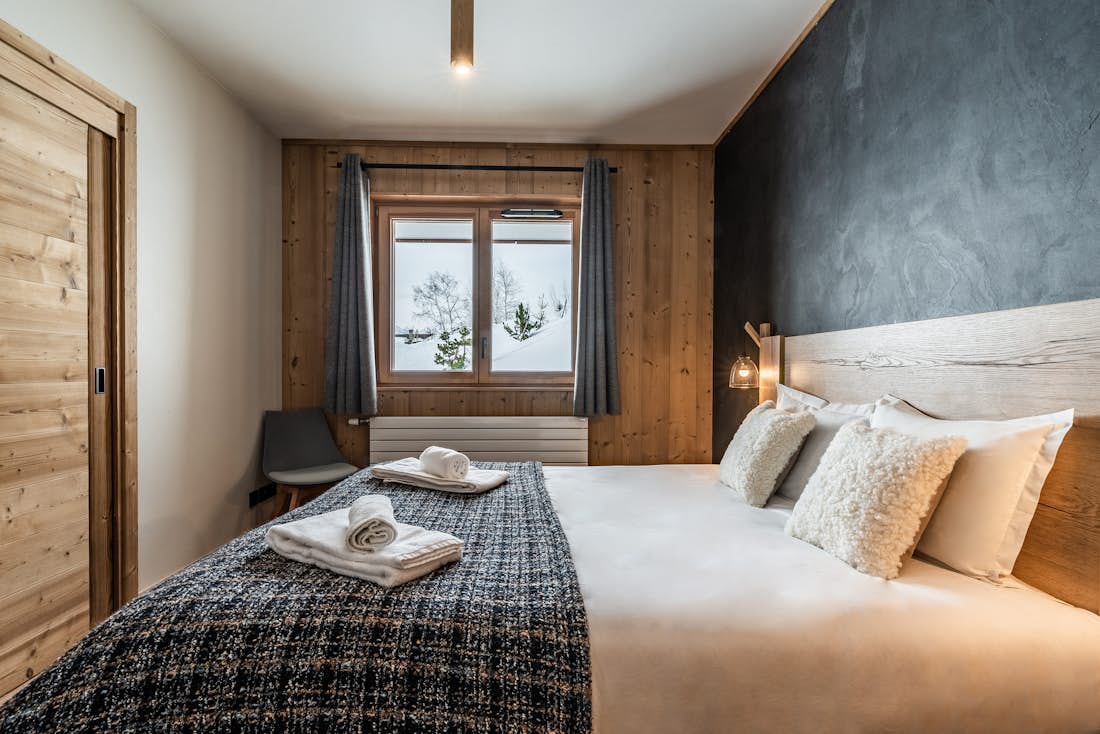 Alpe d’Huez location - Appartement Sorbus - Chambre double confortable avec de nombreux placards et vue sur le paysage dans appartement Sorbus à Alpe d'Huez