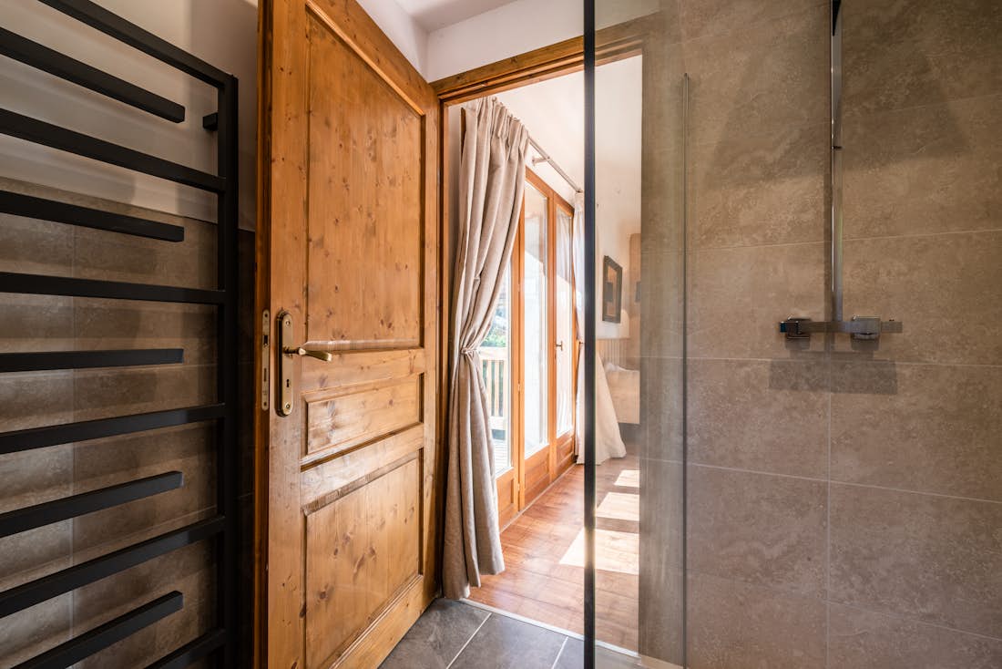 Salle de bain moderne douche à l'italienne Chalet de luxe familial Chu Lo Dou Courchevel Le Praz