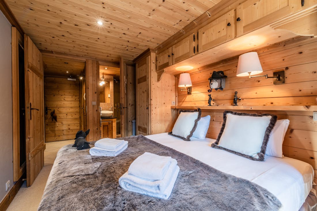 Luxury double ensuite bedroom ski apartment Garapa Morzine