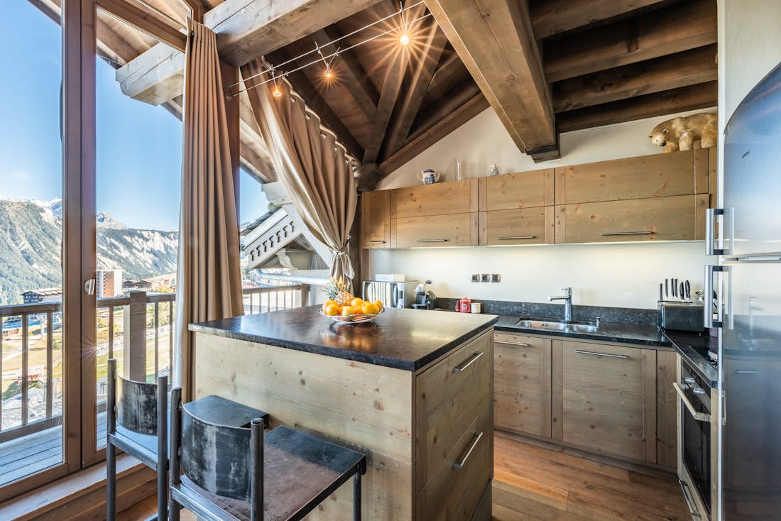 Courchevel accommodation - Apartment Tiama - Modern kitchen in luxury ski in ski out apartment Tiama Courchevel 1850
