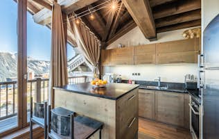 Courchevel accommodation - Apartment Tiama - Modern kitchen luxury ski in ski out apartment Tiama Courchevel 1850
