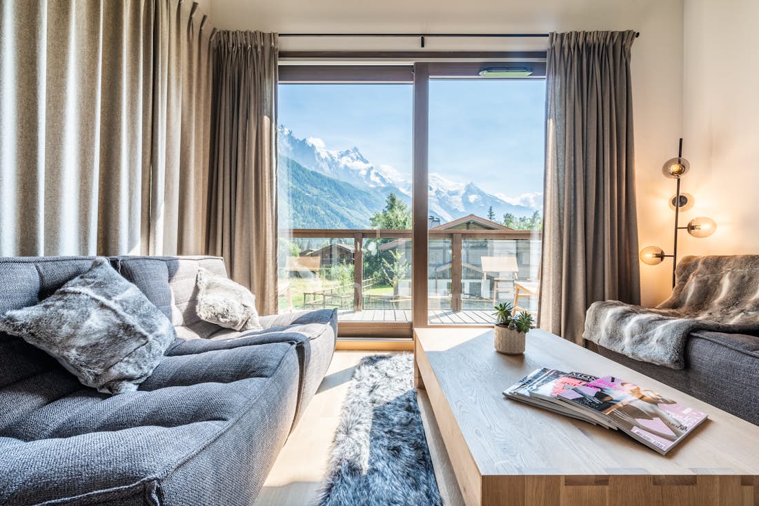 Chamonix location - Chalet Jatoba - Spacieux salon avec vue sur les montagnes dans chalet de luxe Jatoba familial à Chamonix