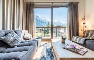 Chamonix accommodation - Chalet Jatoba - Spacious living room mountain view luxury family chalet Jatoba Chamonix