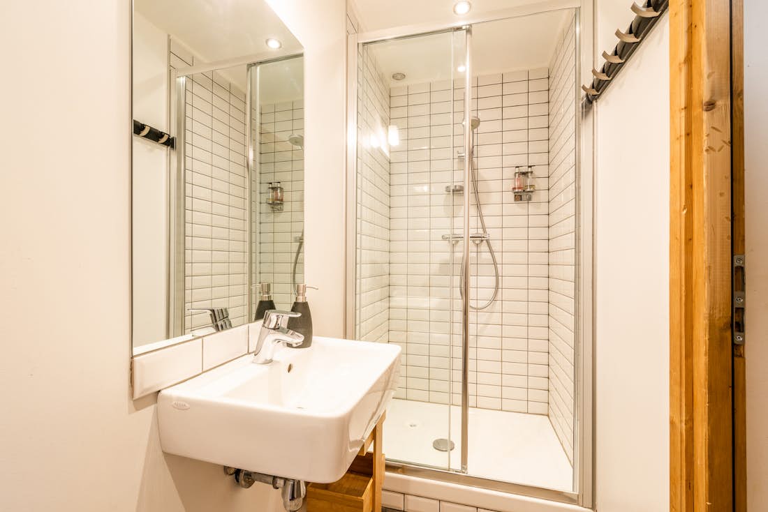 Chamonix location - Chalet Olea  - Salle de bain avec une douche à l'italienne dans chalet de luxe Olea familial à Chamonix