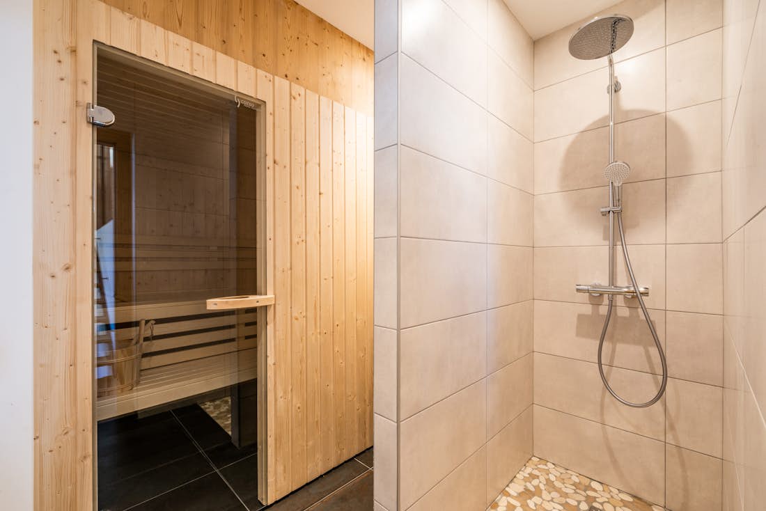 Morzine location - Chalet Azobé - Sauna intime avec des pierres chaudes dans chalet de luxe Azobe familial à Morzine
