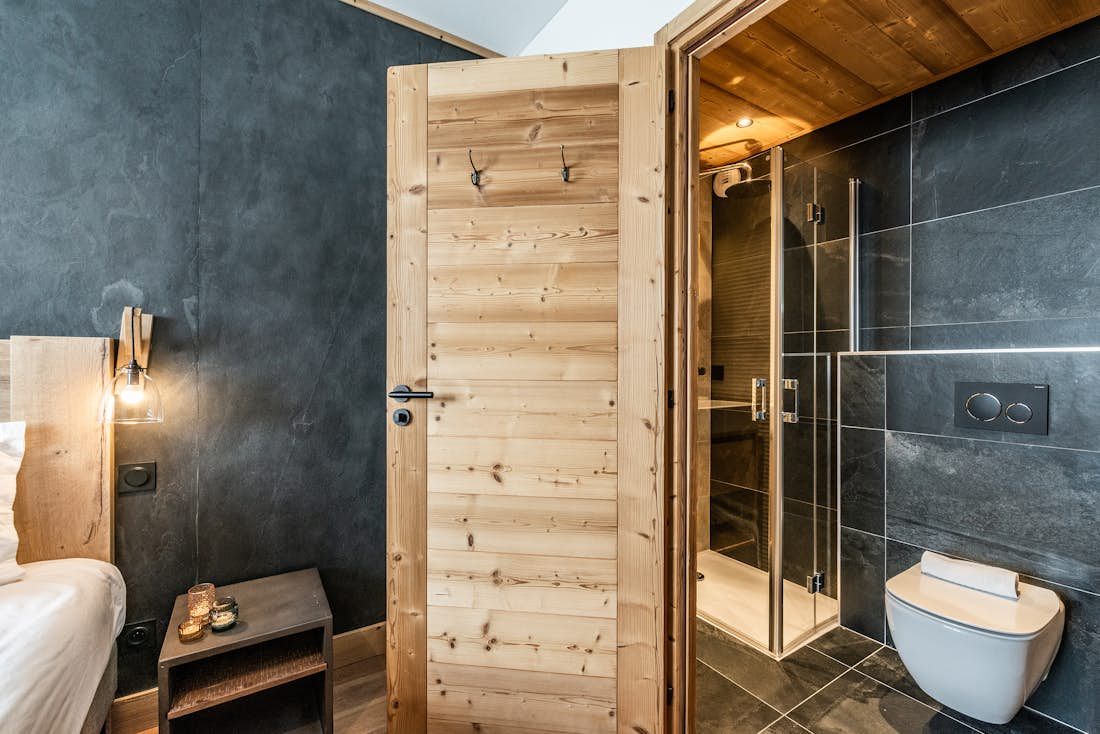 Chambre double moderne salle de bain appartement Juglans Alpe d'Huez