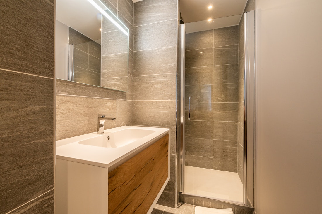 Modern bathroom walk-in shower ski in ski out apartment Adda Courchevel Village
