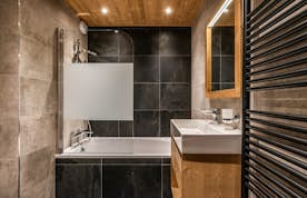 Modern bathroom bath tub ski in ski out apartment Juglans Alpe d'Huez