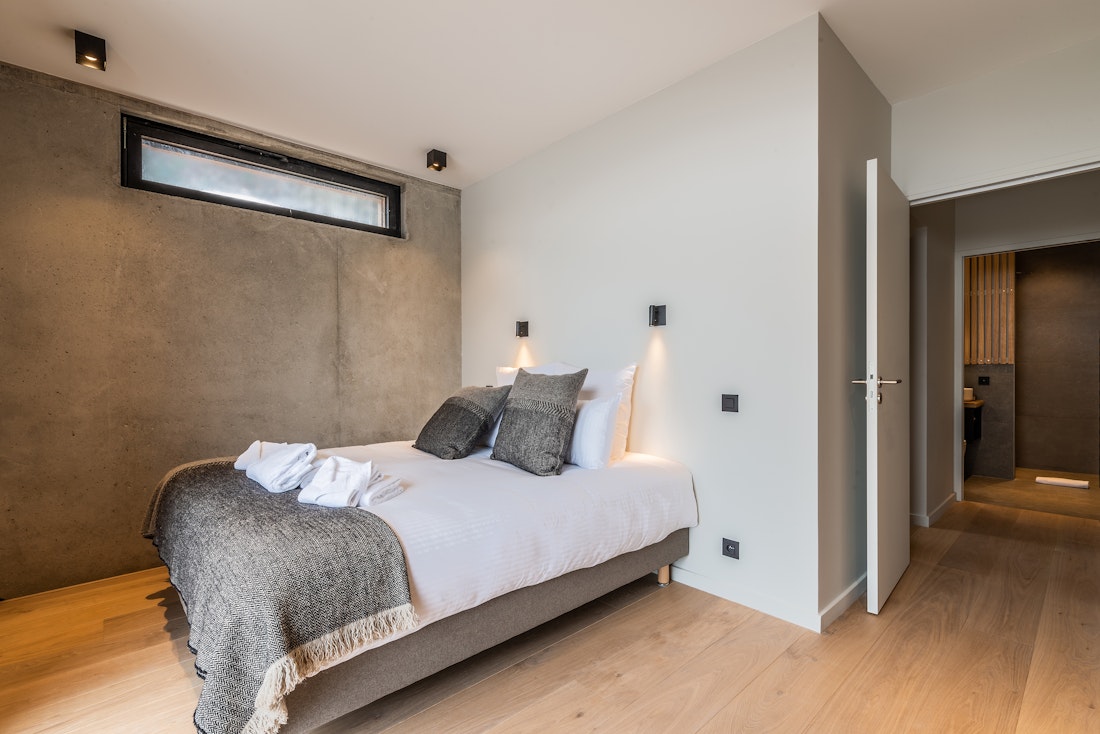 Alpine double bedroom luxury hotel services chalet Nelcôte Morzine