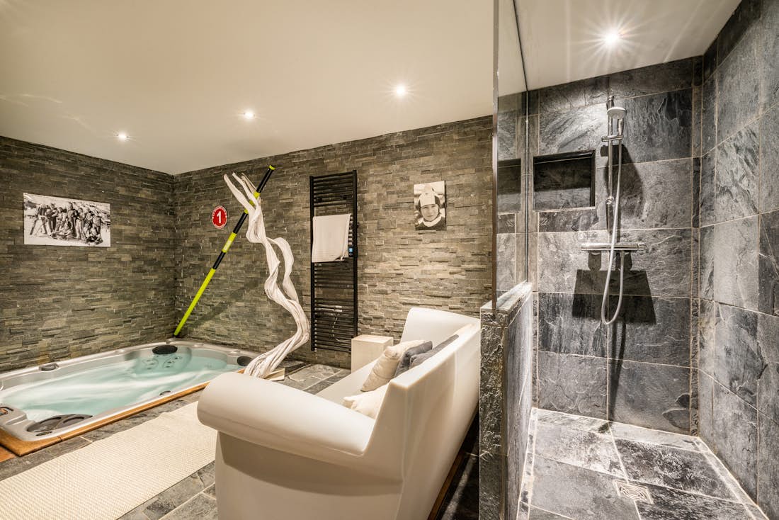 Courchevel accommodation - Apartment Moabi - Beautiful wellness area with sofa and walk-in shower in luxury apartment Moabi at Courchevel le Praz