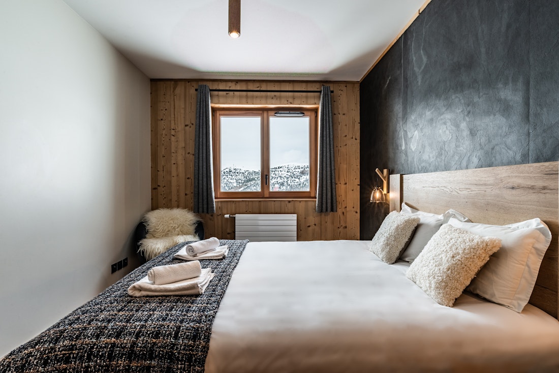 Design double ensuite bedroom ski in ski out apartment Thuja Alpe d'Huez