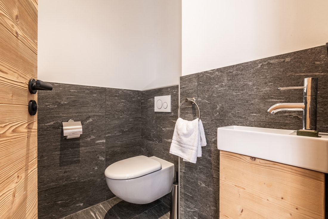 Toilettes séparées modernes appartement de luxe ski Tamboti Alpe d'Huez