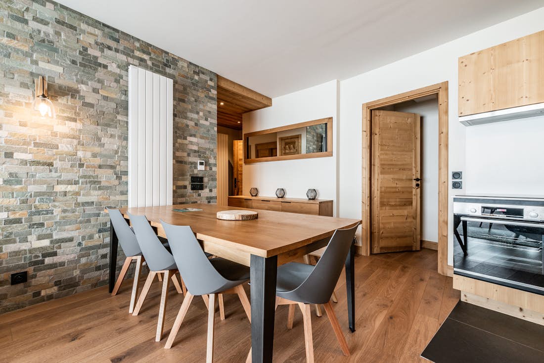 Salle a manger contemporaine appartement de luxe aux pieds des pistes Sorbus Alpe d'Huez
