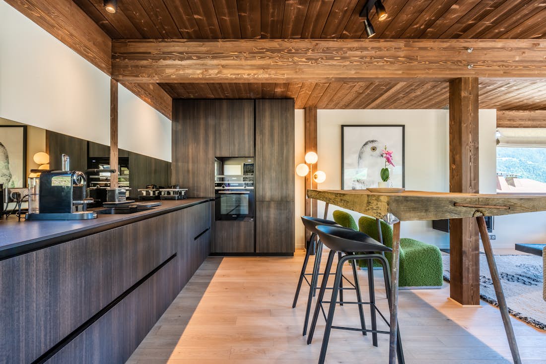 Morzine location - Chalet Cipolin - Une cuisine contemporaine dans l'chalet de luxe Cipolin familial à La Cote d'Arbroz