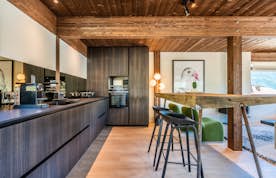 Comtemporary designed kitchen family chalet Cipolin La Cote d'Arbroz